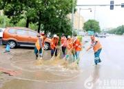 冒雨堅守崗位 守護城市安全